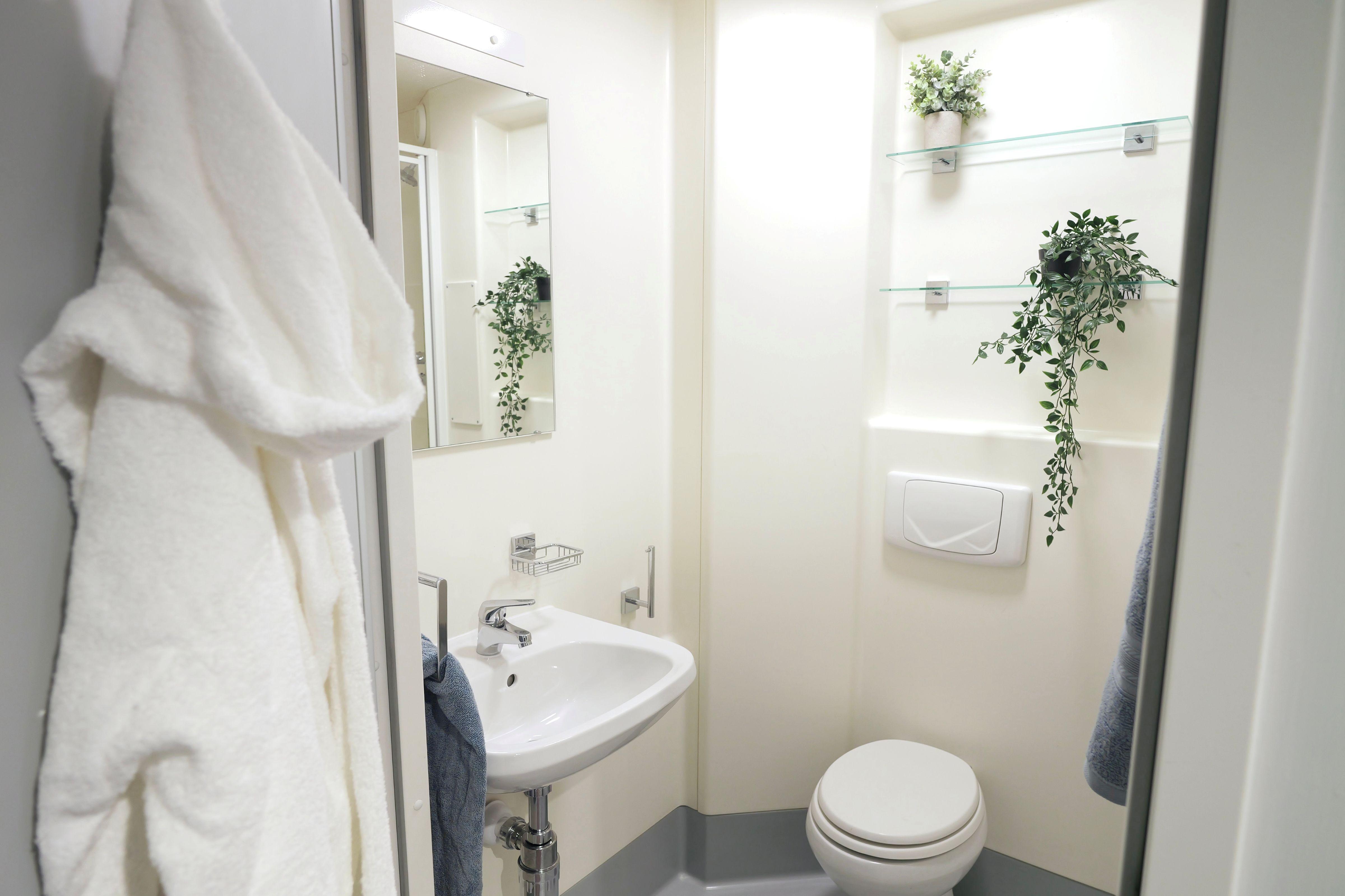 Portsburgh-Ct-Ensuite-Gold-1