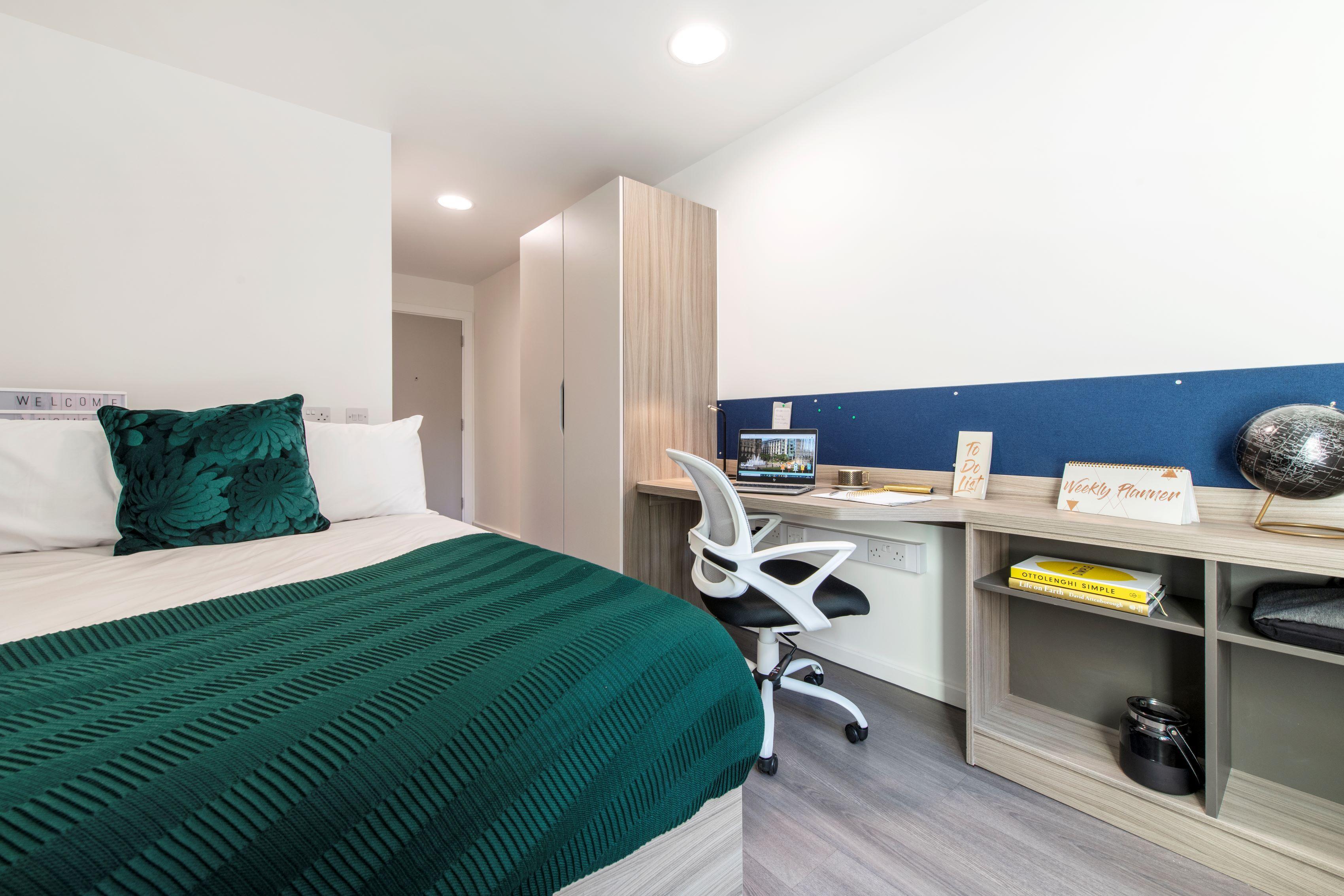 Hollis-Ensuite-silver