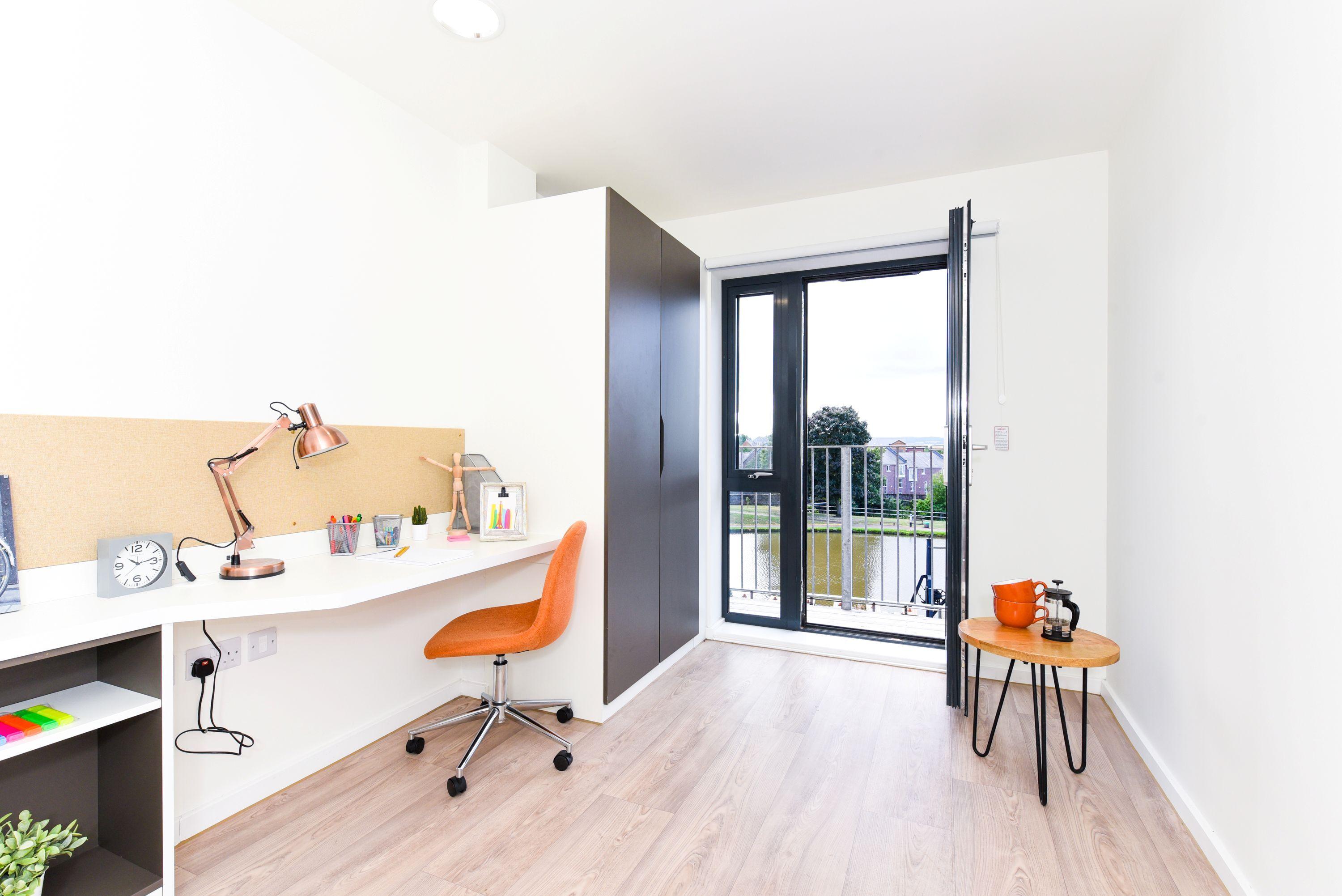 Chester-Towpath-ensuite-Bronze-balcony-3