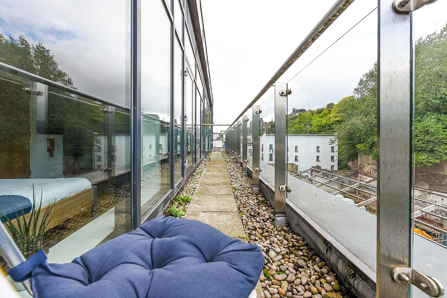 Edinburgh-Panmure-Ct-Studio-with-balcony-10